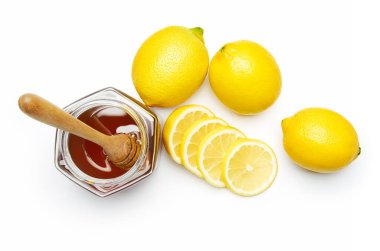 Beyaz arka planda bal ve taze limon