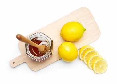 Tatlım, beyaz arka planda taze limon ve kesim tahtası.