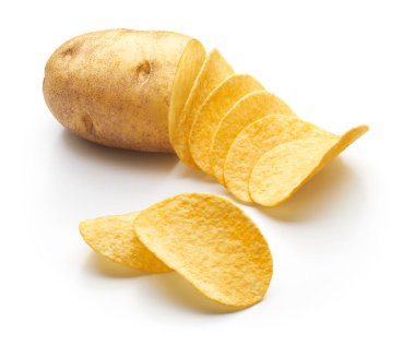 Beyaz arka planda izole edilmiş patates cipsi dilimleri.