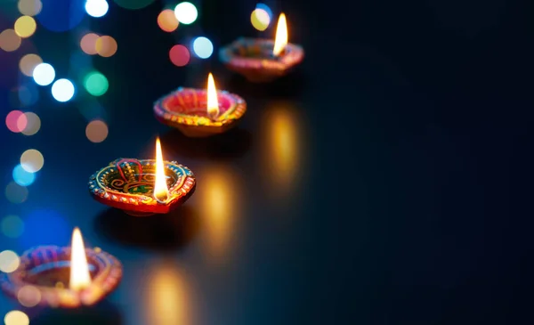 Bokeh lambalı renkli Diya lambaları
