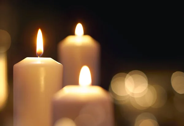Kerzen Leuchten Bei Geringer Schärfentiefe — Stockfoto