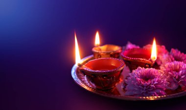 Mutlu Diwali - Diwali kutlaması sırasında fotokopi uzayıyla aydınlatılmış renkli kil diya lambaları