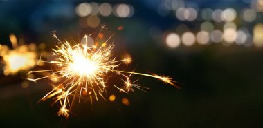 Bulanık bokeh ışık arka planına sahip maytap