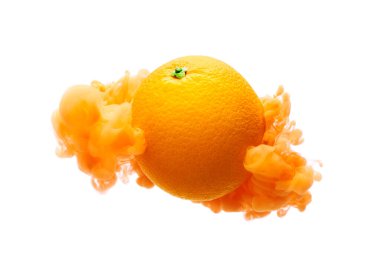 Beyaz arkaplan üzerinde izole edilmiş turuncu meyve