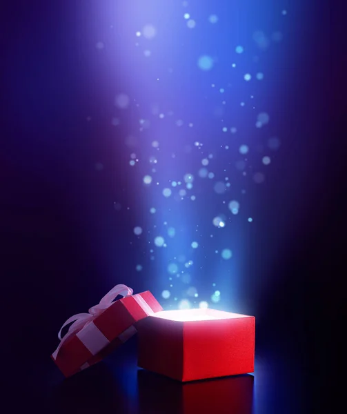 Czerwone Otwarte Pudełko Magicznym Światłem — Zdjęcie stockowe