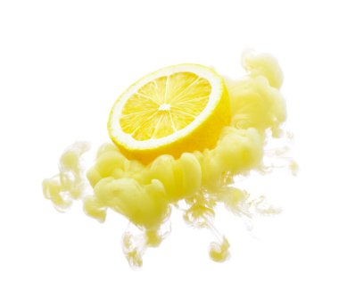 Mürekkep üzerindeki limon beyaz arkaplanda izole edildi