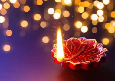 Diwali kutlaması sırasında yanan Diya lambası