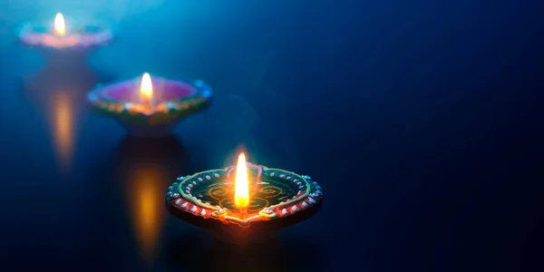 庆祝活动期间点亮快乐的Diwali Diya油灯 — 图库照片