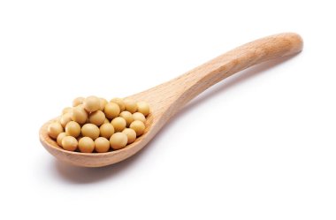 Tahta kaşıkta soya fasulyesi, beyaz arka planda izole edilmiş.