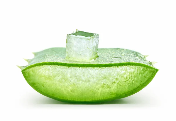 Kubus Aloe Vera Pada Irisan Aloe Vera Atas Latar Belakang — Stok Foto