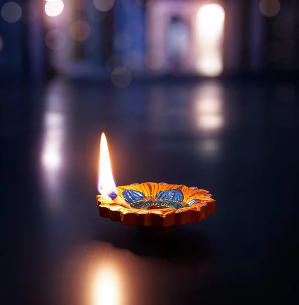 浅场背景下的快乐Diwali Lit Diya灯 — 图库照片