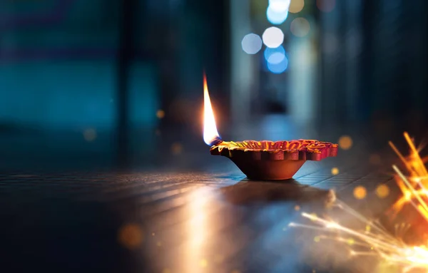 快乐的Diwali Lit Diya灯与鞭炮在街上 — 图库照片