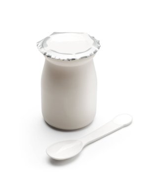 Beyaz arkaplanda boş puding veya yoğurt ambalajı izole edildi - kırpma yolu dahil