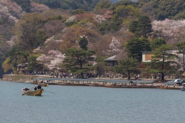 Nehir kıyısına giden insanlar, dağlar... 