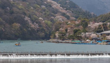 Gündüz vakti dağ gölünde tekneler  