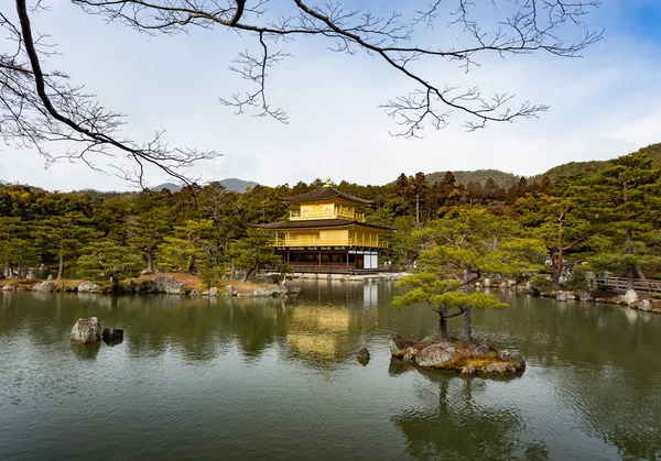 Widok Starożytną Świątynię Kyoto Otoczony Drzewami Ciągu Dnia Japonia — Zdjęcie stockowe