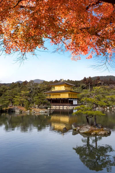 Gündüz Japonya Ağaçlarıyla Çevrili Antik Kyoto Tapınak Görünümünü — Stok fotoğraf