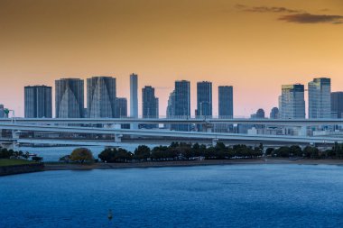 Tokyo Körfezi, Gökkuşağı Köprüsü ve Aqua City, Odaiba, Japonya Tokyo Tower landmark güzel ve tatlı alacakaranlık akşam görünümünü