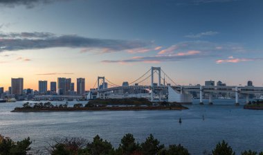 Tokyo Körfezi, Gökkuşağı Köprüsü ve Aqua City, Odaiba, Japonya Tokyo Tower landmark güzel ve tatlı alacakaranlık akşam görünümünü