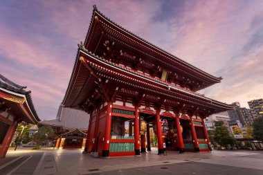 Asakusa, Tokyo, Japonya - 3 Aralık 2016: Senso-ji Tapınağı'nda Kaminarimon kapısı. Gate turistler arasında çok popüler olduğunu.