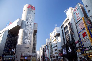 Tokyo, Japonya - 26 Kasım 2016: Yayalar Shibuya Crossing çapraz. Shibuya Crossing dünyanın en yoğun crosswalks biridir 