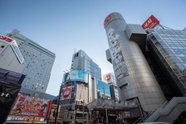 Tokyo, Japonya - 26 Kasım 2016: Yayalar Shibuya Crossing çapraz. Shibuya Crossing dünyanın en yoğun crosswalks biridir 