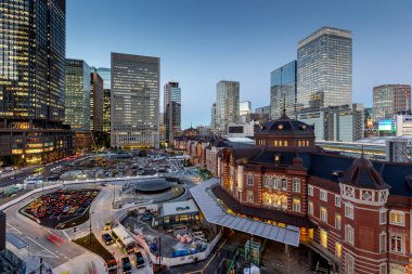 Tokyo Tren İstasyonu ve Tokyo highrise binalarda, twilight saat