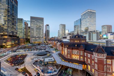 Tokyo Tren İstasyonu ve Tokyo highrise binalarda, twilight saat