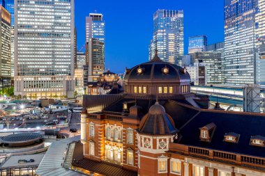 Tokyo Tren İstasyonu ve Tokyo highrise binalarda, twilight saat