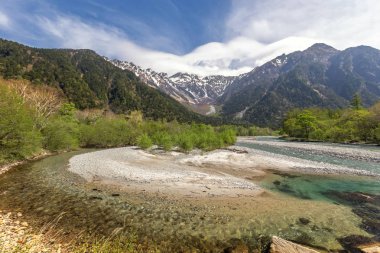 Doğal peyzaj dağlar ağaçlar ve nehir önünde