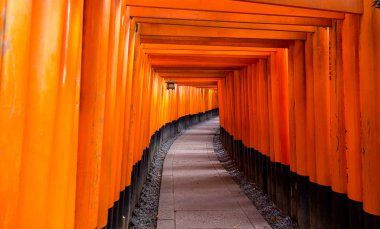 Kırmızı tori gate adlı fushimi Inari tapınak Kyoto, Japonya