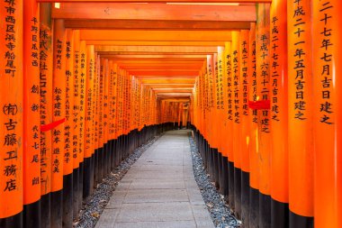 Kırmızı tori gate adlı fushimi Inari tapınak Kyoto, Japonya
