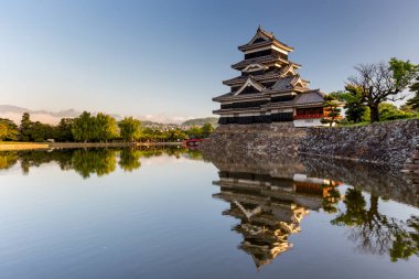 Japonca Matsumoto Kalesi doğal görünüm gündüz, bulutlu gökyüzü altında