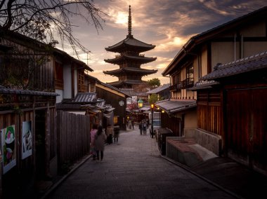 Yasaka Pagoda ve Sannen Zaka Caddesi Sabah, Kyoto, Japonya