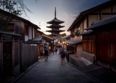 Yasaka Pagoda ve Sannen Zaka Caddesi Sabah, Kyoto, Japonya