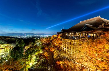 Kiyomitsudera Tapınağı gecede, Kyoto, Japonya 