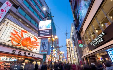 Osaka, Japonya - 30 Kasım 2016: Gece görünümü ve bulanık insanlar ışık görüntüler memnun Dontonbori Namba Osaka, Japonya.