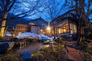 Asyalı otelin gece manzarası 