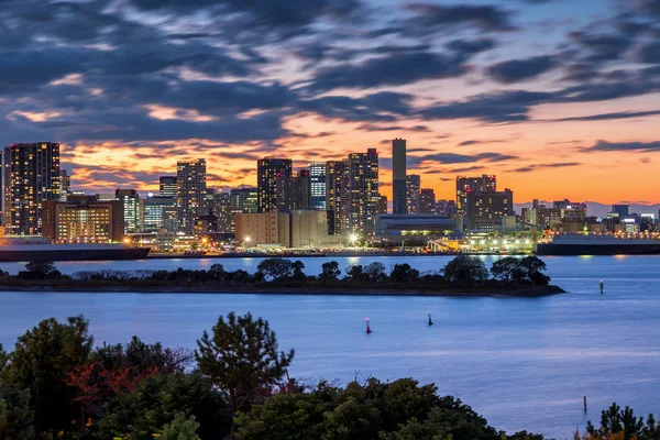 Tokyo Körfezi, Gökkuşağı Köprüsü ve Aqua City, Odaiba, Japonya Tokyo Tower landmark güzel ve tatlı alacakaranlık akşam görünümünü