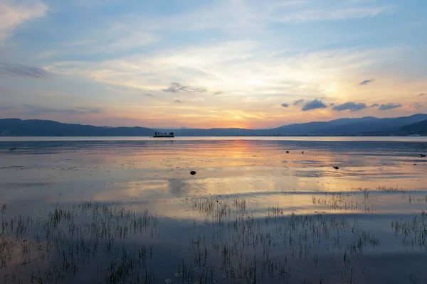 Сценический Вид Озеро Горами Облачным Небом Восходе Солнца — стоковое фото