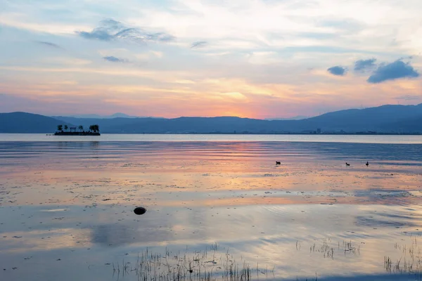 Сценический Вид Озеро Горами Облачным Небом Восходе Солнца — стоковое фото