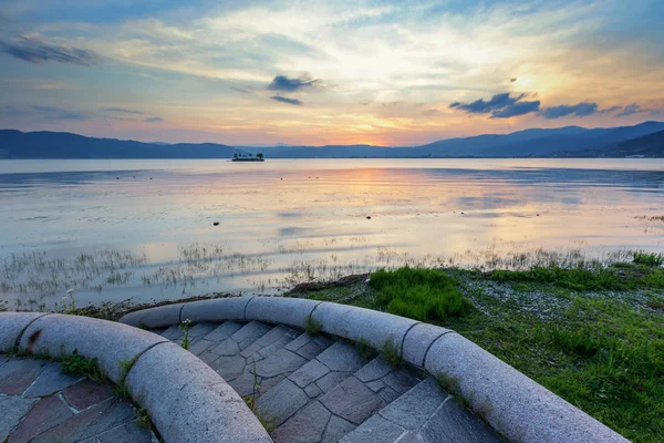 Vista Panorâmica Lago Com Montanhas Sob Céu Nublado Nascer Sol — Fotografia de Stock