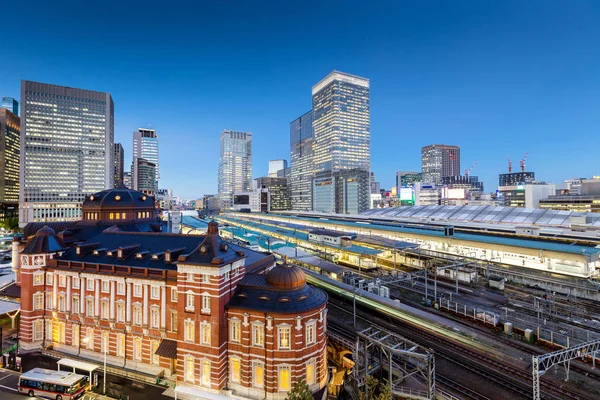 Tokyo Tren İstasyonu ve Tokyo highrise binalarda, twilight saat