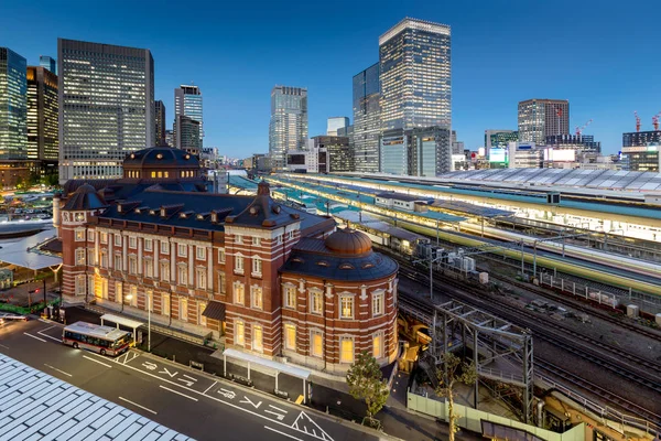 Tokyo Tren İstasyonu ve Tokyo highrise binalarda, twilight saat