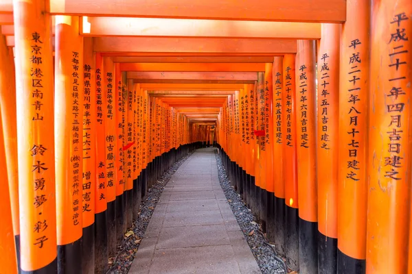 Kırmızı tori gate adlı fushimi Inari tapınak Kyoto, Japonya