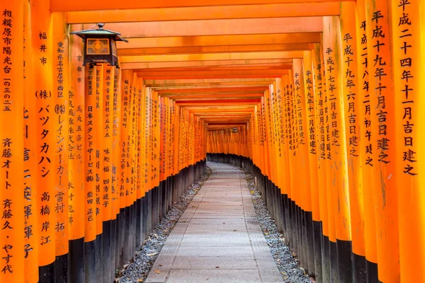 Kırmızı tori gate adlı fushimi Inari tapınak Kyoto, Japonya