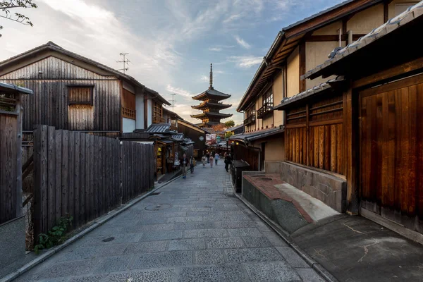 Yasaka Pagoda ve Sannen Zaka Caddesi Sabah, Kyoto, Japonya