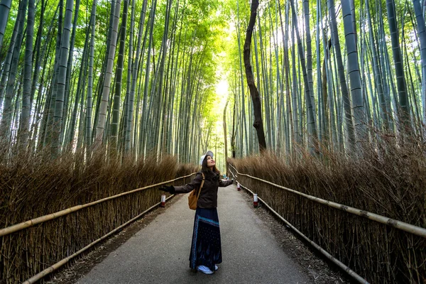Mulher Olhando Para Árvores Floresta Bambu — Fotografia de Stock