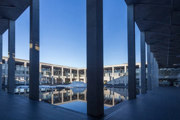 Hotel Moderno Com Piscina Céu Azul — Fotografia de Stock