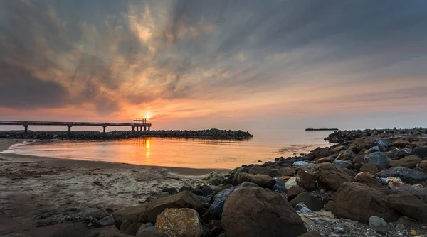 Malerischer Blick Auf Die Seebrücke Unter Bewölktem Himmel Bei Sonnenuntergang — Stockfoto